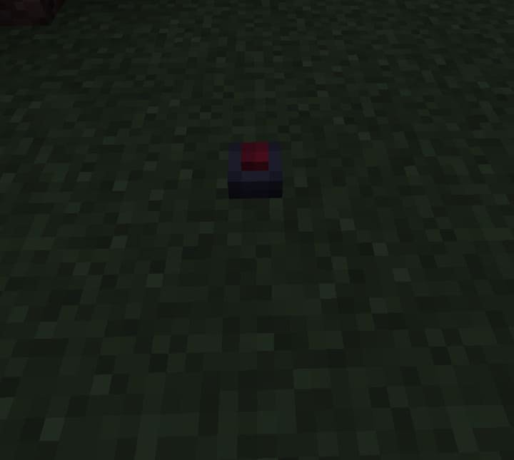 Установленная мина на земле в мире Майнкрафт ПЕ (Бедрок)