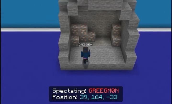 Spectating a player in a Minecraft PE (Bedrock) mine
