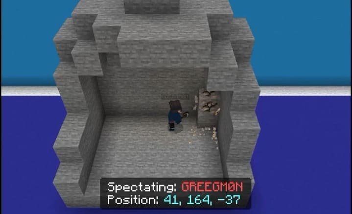 Спектатор за игроком с другого ракурса на сервере Майнкрафт ПЕ (Бедрок)